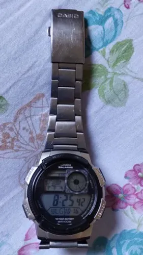 Imagem 1 de 3 de Relógio de pulso Casio Youth Series AE-1000 com corpo prateado,  digital,