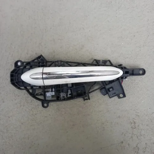Maçaneta puxador porta dianteira direita GM Chevrolet Cruze sensor cromada