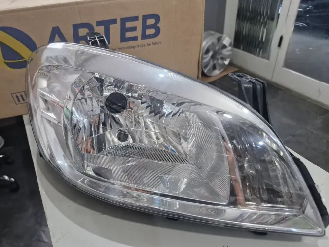 Farol principal GM Celta 2007 a 2015 cromado Direito manual 