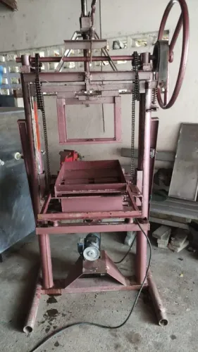 Maquina de fazer blocos de concreto (Valor para desocupar espaço ) Troco...
