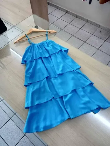 vestido babados alcinha