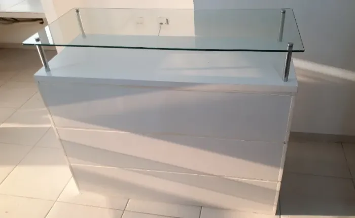 Balcão para loja com tampa de vidro