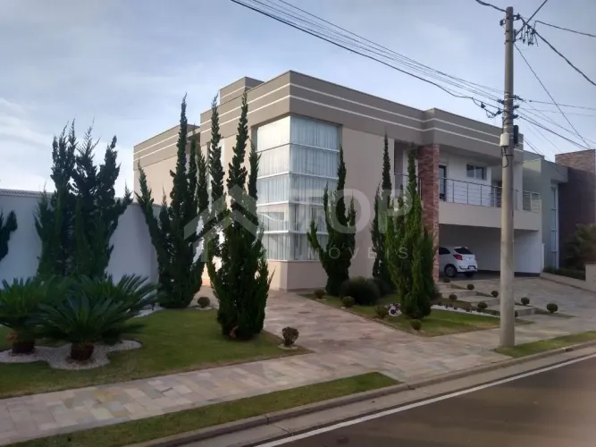 A casa possui irrigação automática, cortina elétrica, portas dos quartos elétricas, energi