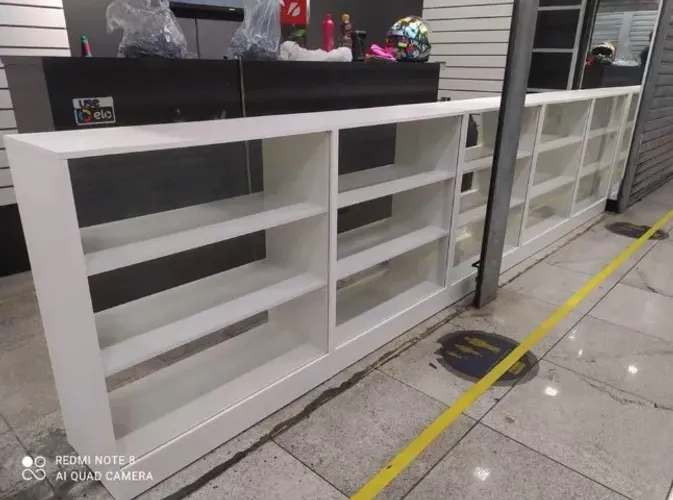Balcão expositor para loja Mdf sob medida