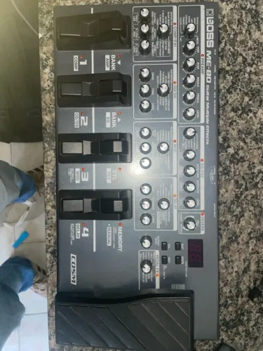 Pedal de efeitos multi-efeitos Boss ME-80