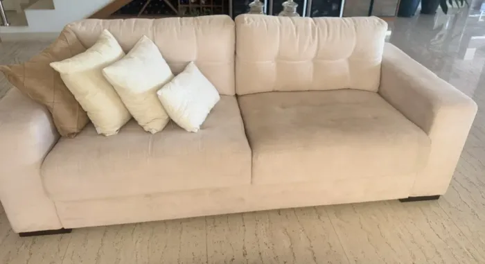 Sofa 3 lugares tecido bege 2,10cm