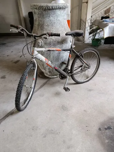 Bicicleta aro 26 /18 marchas POUCO USO