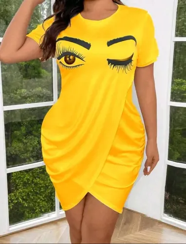 Vestido Amarelo com Estampa de Olhos