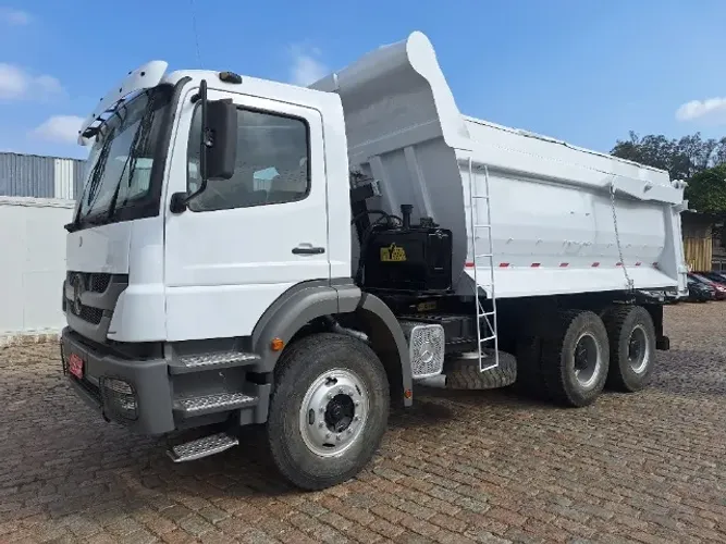 Caminhão Mercedes Benz 2831K ano 2012 