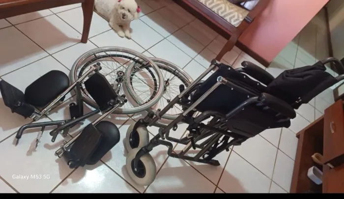 Cadeira de rodas especial. Obs.: vende-se somente junto com os apoios para os pés.<br>