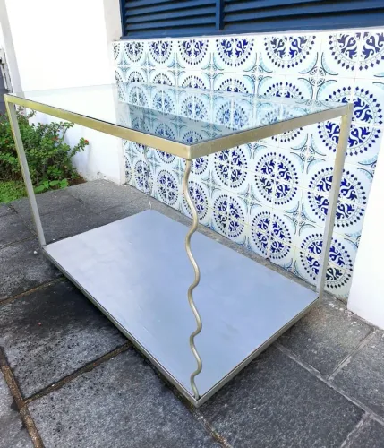 Mesa de metal com tampo de vidro