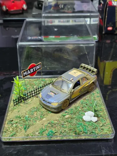 Miniatura com diorama rally martini 1:32