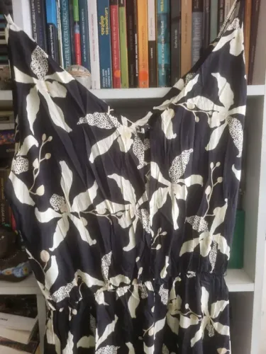 Macacão Floral Preto comprido de alças e decote V