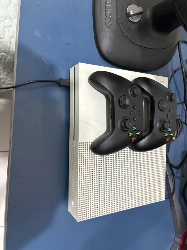 Vendo um Xbox one s e um PS3 por 2000 reais