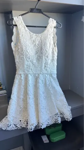 Vestido de renda branco com decote nas costas