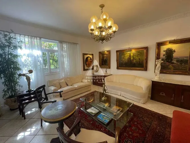 4 quartos, 2 suites, 2 banheiros, 170m2 a venda em rua nobre do Flamengo.