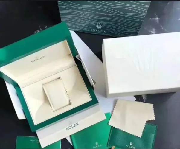 Caixa Rolex em madeira com interior em camurça e couro verde com documentação completa 