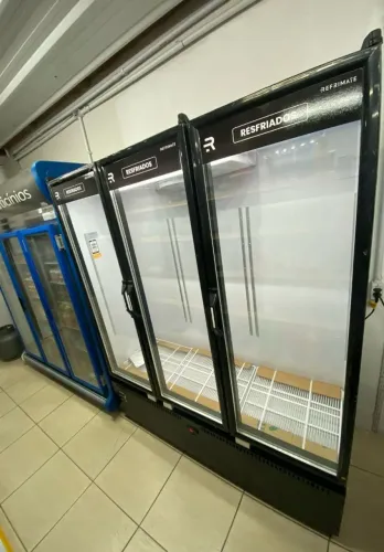 Balcão expositor vertical auto serviço Resfriados 3 portas Refrimate - Marcos