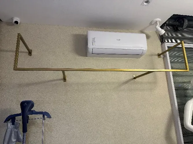 Arara suspensa em metalon dourado