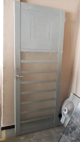 Porta reforçada de ferro com vidro e fechadura com chave