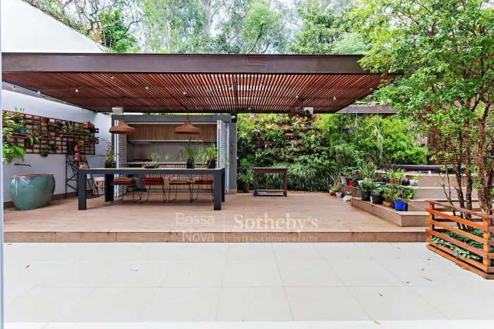 Casa contemporânea em condomínio fechado com infraestrutura completa e privacidade