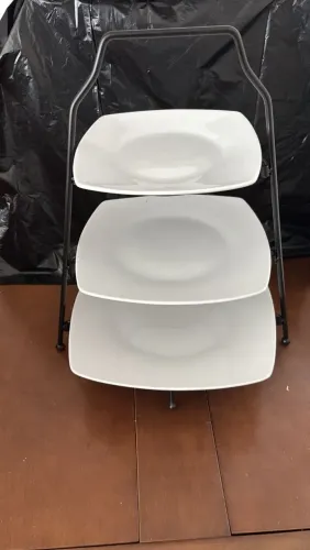 Pratos quadrados com suporte 