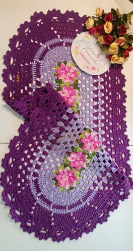 Passadeira ou trilho de mesa artesanal em crochê roxo com flores