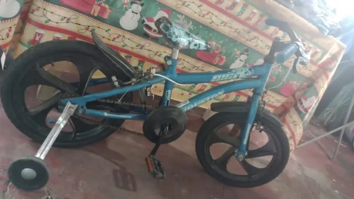 Vendo bicicleta infantil bem conservada, ótima peneu com câmera ZAP *