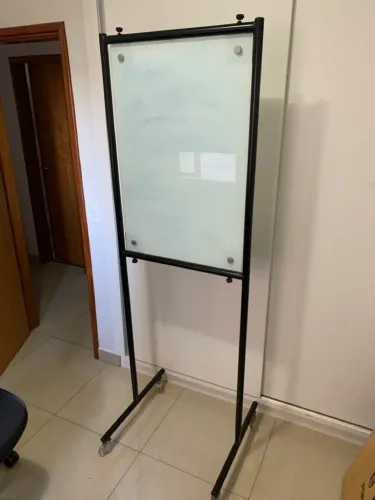 Flip Chart em Vidro (Quadro Branco) Móvel com Rodinhas - Multpainel