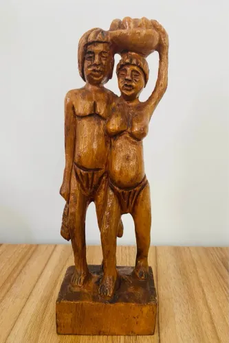 Escultura Casal Indígena em madeira