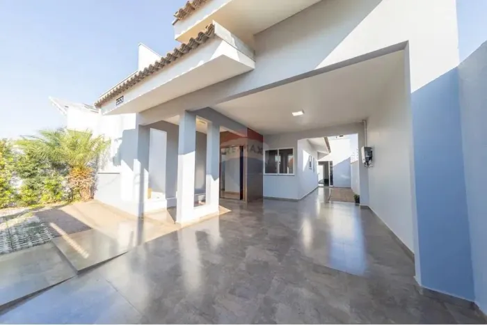 Casa à venda com suíte e piscina no Jardim Coopagro!