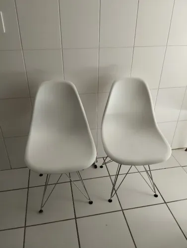 Cadeira Eiffel Charles Eames pés cromados