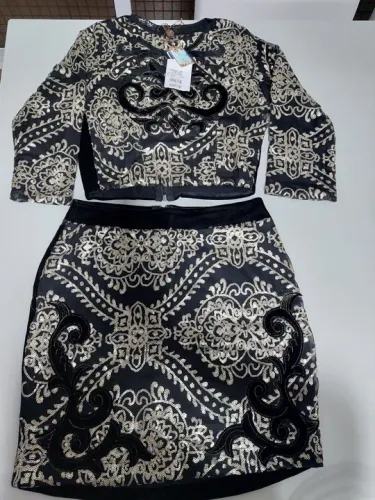 Conjunto cropped e saia bordado