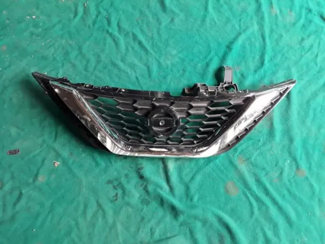 grade dianteira nissan sentra com friso cromado 2016/18 original usado