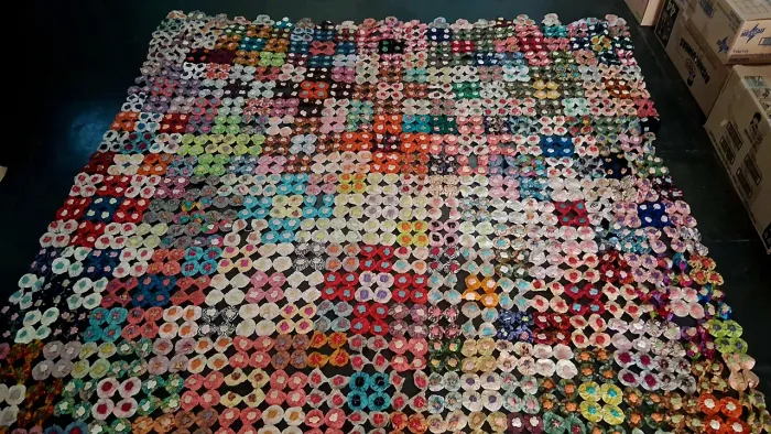 Colcha retro fuxico. Feita a mão. Medidas: 2,10m por 1,90m