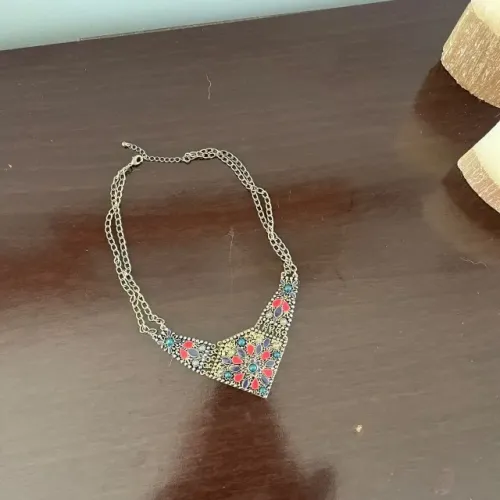 colar de bijuteria com detalhes coloridos