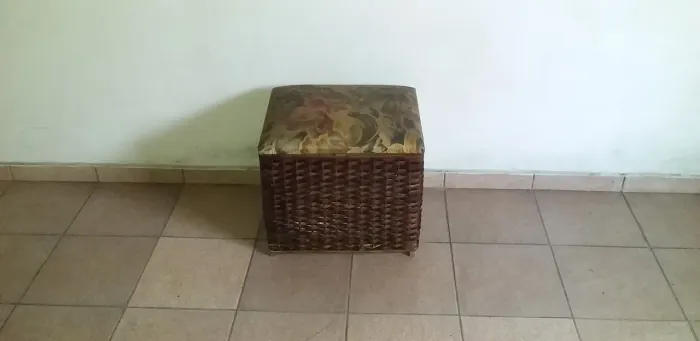 Pequeno baú   tipo banco porta  objetos   em vime