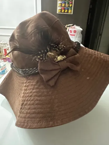 Chapéu Marrom com Detalhes Elegantes Lilica Ripilica