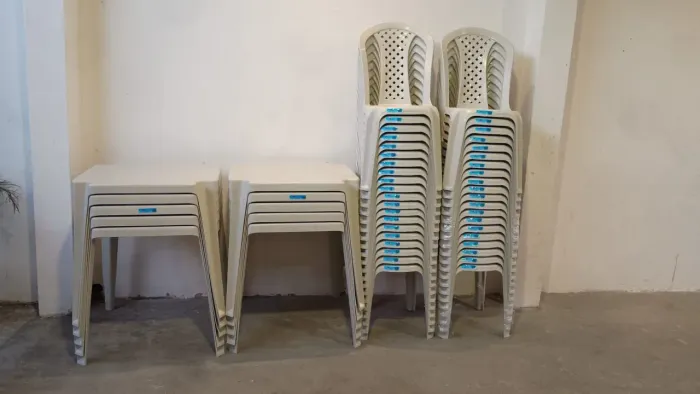 Mesas e cadeiras de plástico 