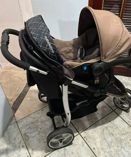 Carrinho com bebê conforto Galzerano