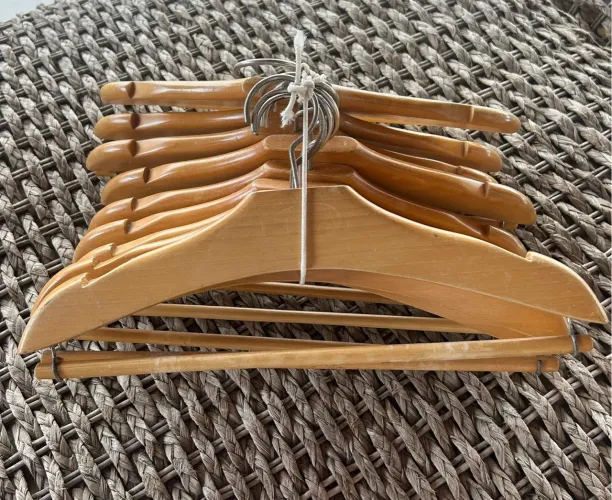 Cabides infantis, de madeira 