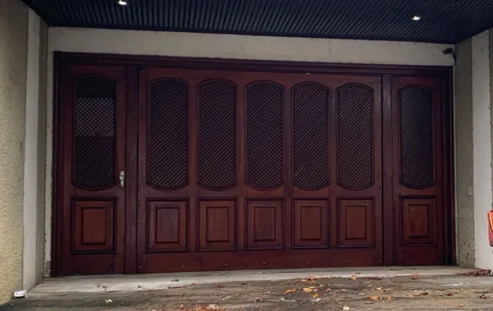 Porta de madeira maciça para garageM