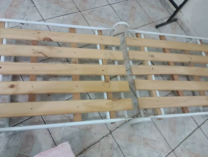 Cama auxiliar desmontável 