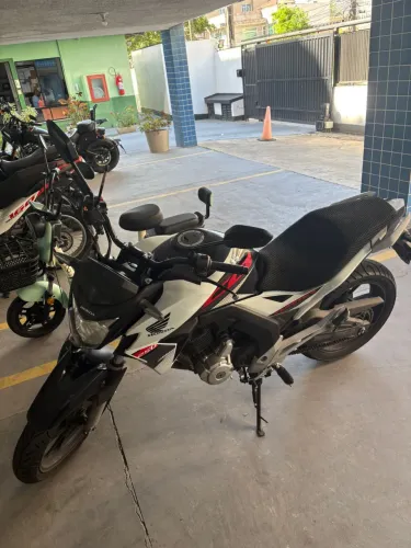Moto excelente estado, garagem coberta, pneus novos e revisões em dia