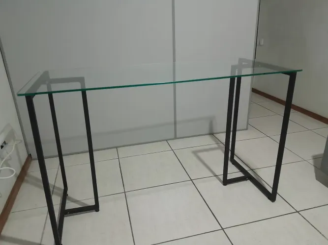 Mesa de vidro com estrutura preta