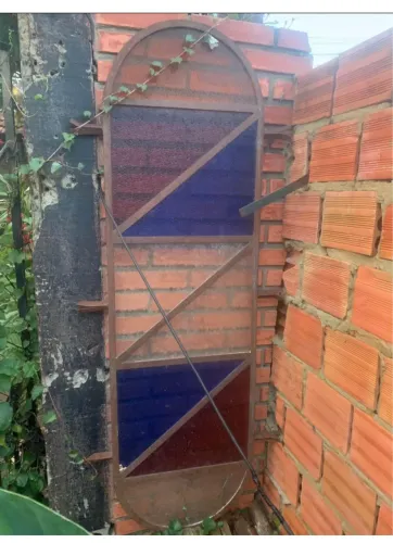 Janela de ferro com vitral colorido para decoração