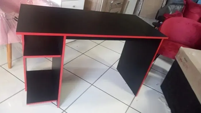 Mesa de Game Preta com Detalhes Vermelhos