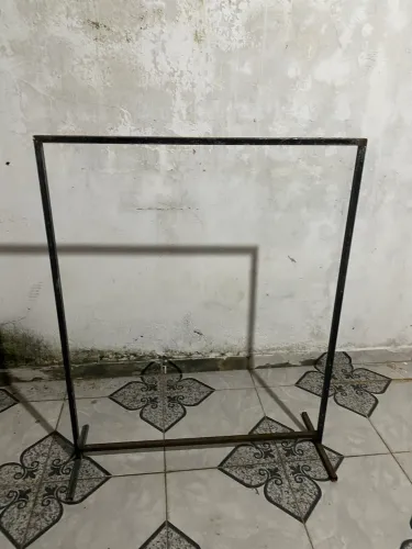 Cavalete expositor para loja de roupa 
