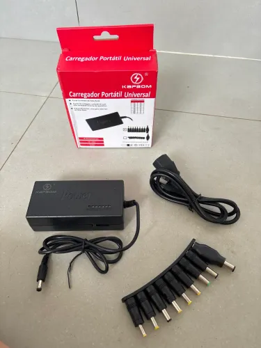 Carregador universal para notebook da marca Kapbom