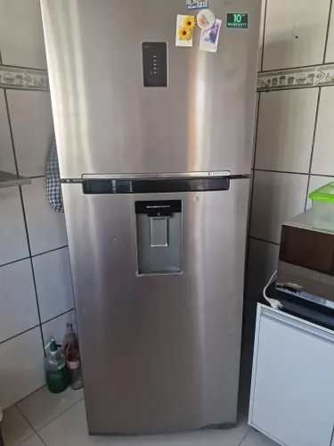 Geladeira cromada água na porta